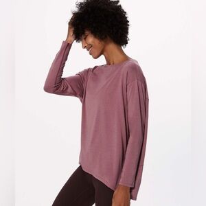 Lululemon back in action  
 Long sleeve  figue size m/6